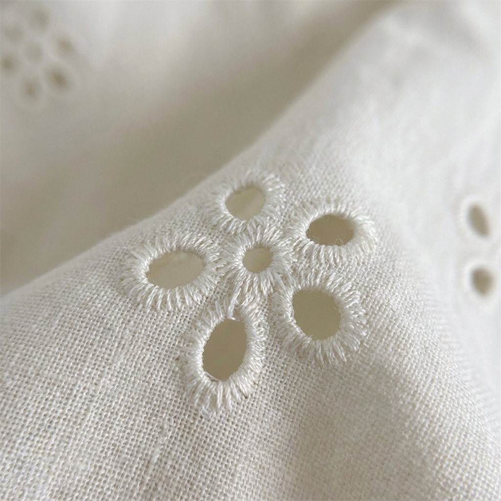 Lucía | Vestido Midi Blanco Bordado Manga Abullonada Mujer