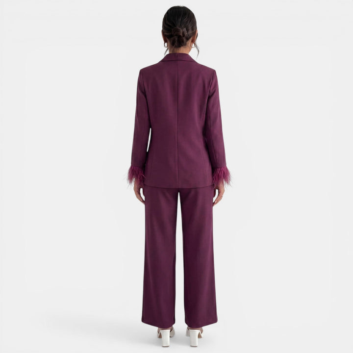 Conjunto Mujer Plumas Rojo Vino Elegante
